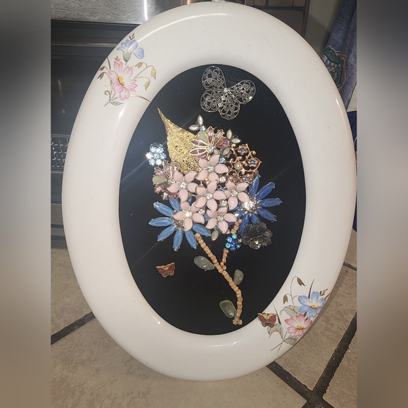 Hand Crafted Jewelry Floral Oval Standing Frame Art - Picture 3 of 6
